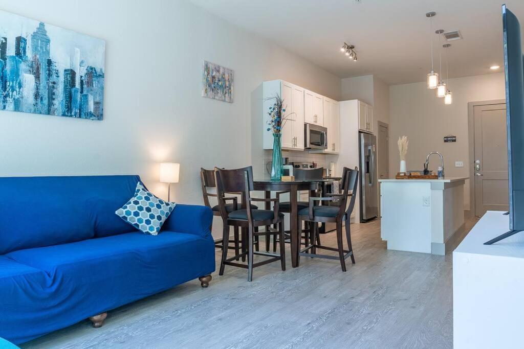 Beautiful Riverwalk Apt With Full Amenities, King Bed & Free Parking Сан Антонио Екстериор снимка