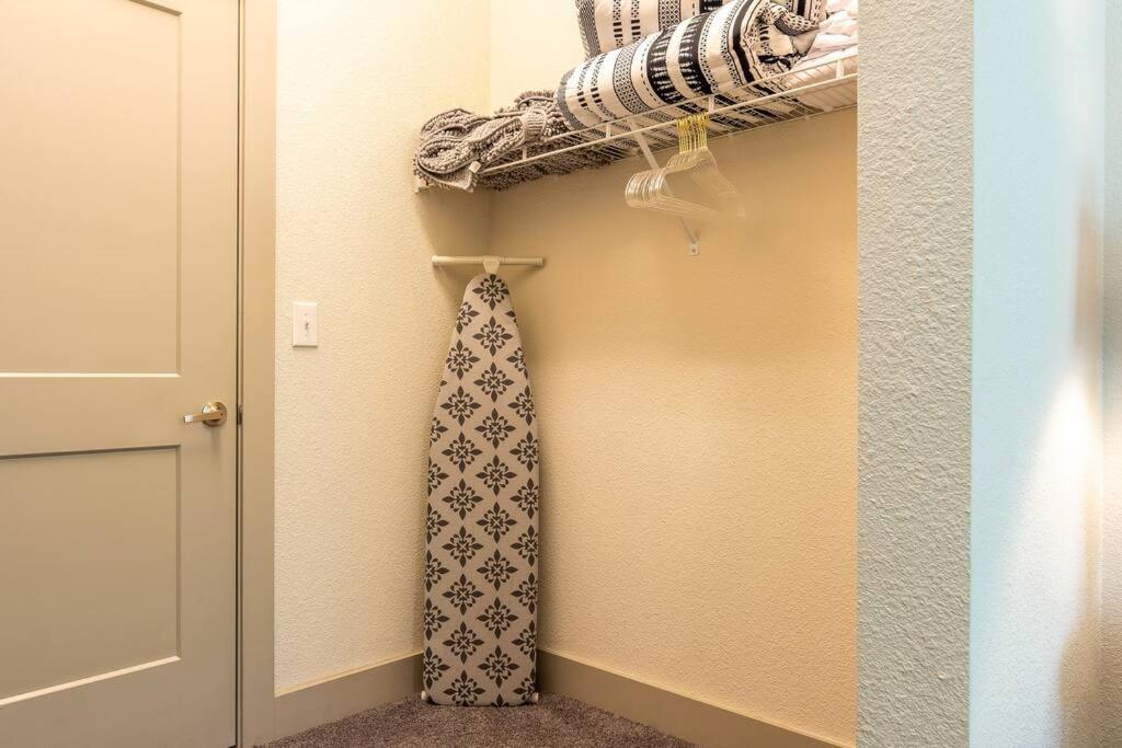 Beautiful Riverwalk Apt With Full Amenities, King Bed & Free Parking Сан Антонио Екстериор снимка