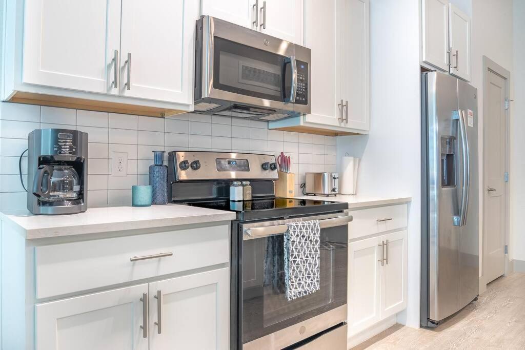 Beautiful Riverwalk Apt With Full Amenities, King Bed & Free Parking Сан Антонио Екстериор снимка