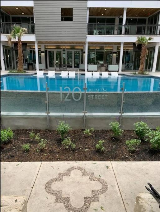 Beautiful Riverwalk Apt With Full Amenities, King Bed & Free Parking Сан Антонио Екстериор снимка