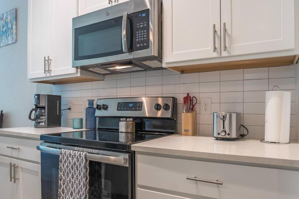 Beautiful Riverwalk Apt With Full Amenities, King Bed & Free Parking Сан Антонио Екстериор снимка